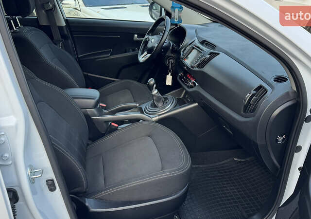 Белый Киа Sportage, объемом двигателя 1.7 л и пробегом 219 тыс. км за 12999 $, фото 15 на Automoto.ua