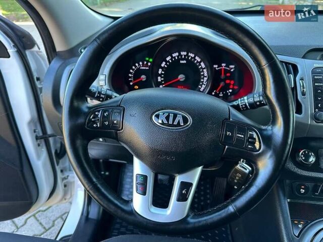 Білий Кіа Sportage, об'ємом двигуна 1.59 л та пробігом 219 тис. км за 12900 $, фото 130 на Automoto.ua