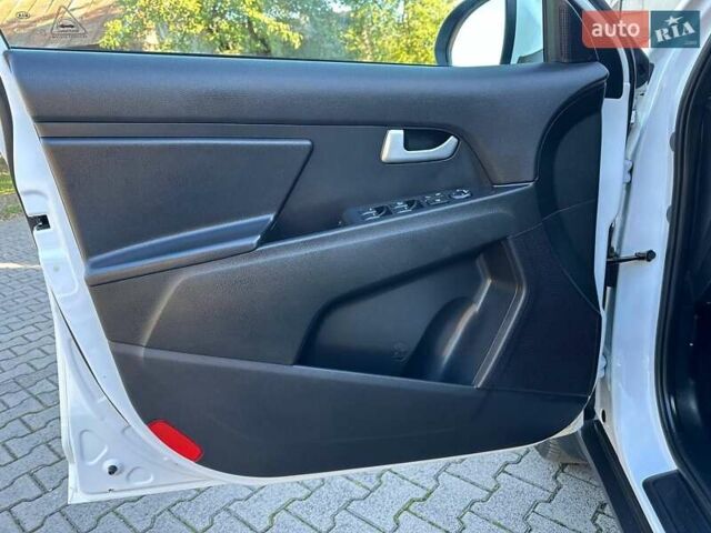 Білий Кіа Sportage, об'ємом двигуна 1.59 л та пробігом 219 тис. км за 12900 $, фото 410 на Automoto.ua