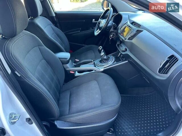 Білий Кіа Sportage, об'ємом двигуна 1.59 л та пробігом 219 тис. км за 12900 $, фото 100 на Automoto.ua