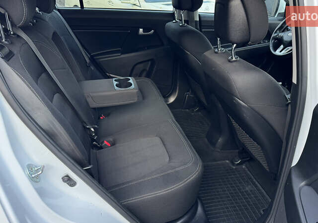 Белый Киа Sportage, объемом двигателя 1.7 л и пробегом 219 тыс. км за 12999 $, фото 11 на Automoto.ua