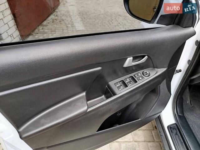 Белый Киа Sportage, объемом двигателя 2 л и пробегом 194 тыс. км за 11900 $, фото 13 на Automoto.ua