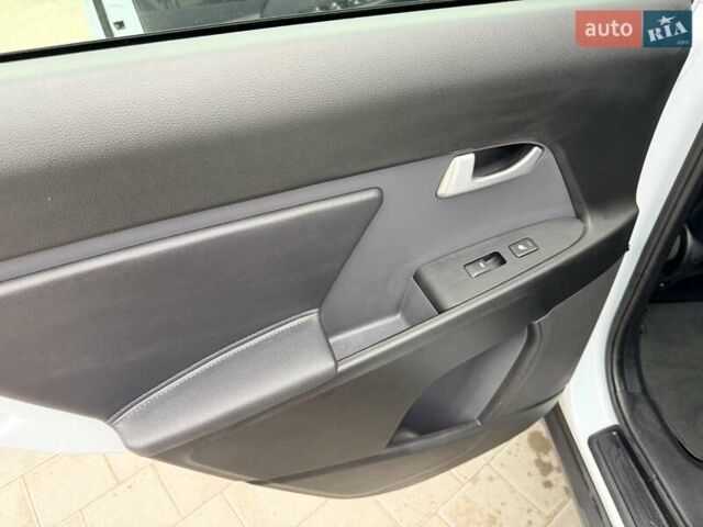 Белый Киа Sportage, объемом двигателя 2 л и пробегом 191 тыс. км за 15850 $, фото 41 на Automoto.ua