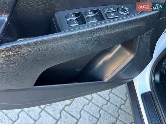 Білий Кіа Sportage, об'ємом двигуна 1.59 л та пробігом 219 тис. км за 12900 $, фото 77 на Automoto.ua