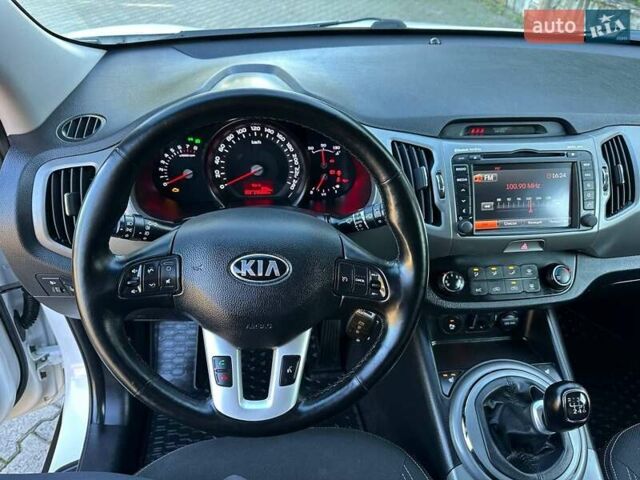 Білий Кіа Sportage, об'ємом двигуна 1.59 л та пробігом 219 тис. км за 12900 $, фото 432 на Automoto.ua