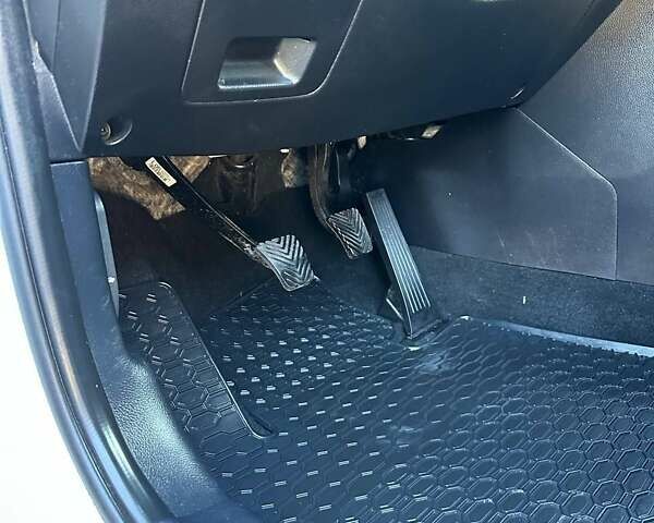 Білий Кіа Sportage, об'ємом двигуна 1.59 л та пробігом 219 тис. км за 12900 $, фото 132 на Automoto.ua