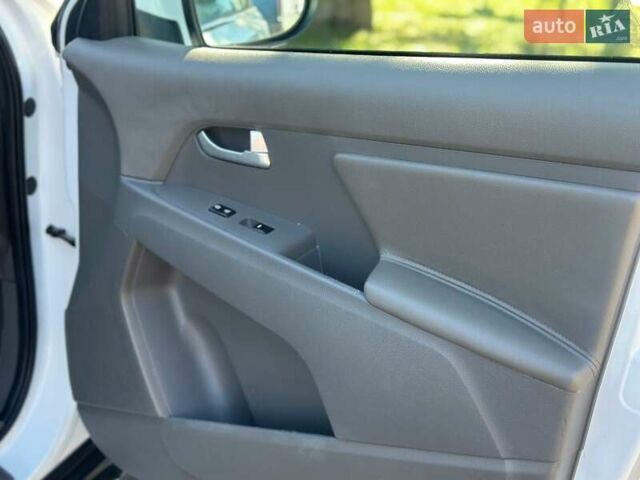 Белый Киа Sportage, объемом двигателя 2.36 л и пробегом 230 тыс. км за 11450 $, фото 28 на Automoto.ua