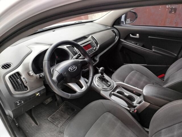 Киа Sportage 2014 в Черкассах на Automoto.ua Белый Киа Sportage, объемом двигателя 2 л и пробегом 154 тыс. км за 11900 $, фото 4 на Automoto.ua