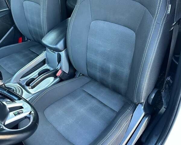 Білий Кіа Sportage, об'ємом двигуна 1.59 л та пробігом 219 тис. км за 12900 $, фото 433 на Automoto.ua