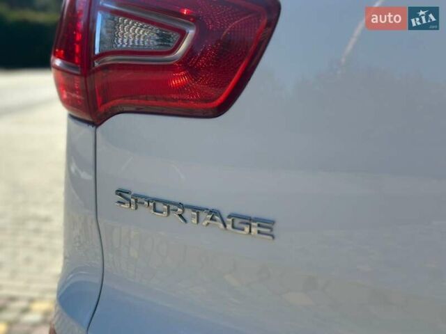 Белый Киа Sportage, объемом двигателя 2.36 л и пробегом 230 тыс. км за 11450 $, фото 9 на Automoto.ua