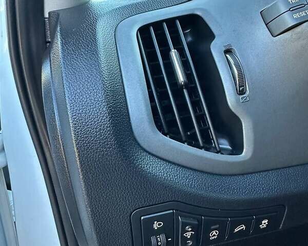 Білий Кіа Sportage, об'ємом двигуна 1.59 л та пробігом 219 тис. км за 12900 $, фото 145 на Automoto.ua