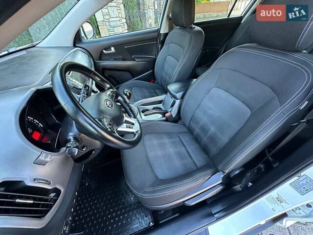 Білий Кіа Sportage, об'ємом двигуна 1.59 л та пробігом 219 тис. км за 12900 $, фото 381 на Automoto.ua