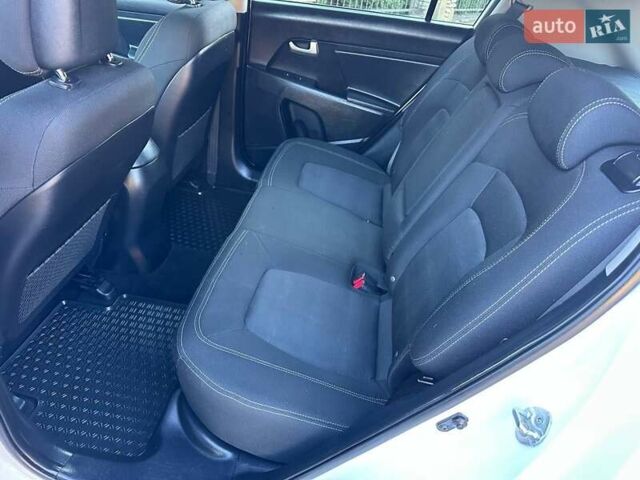 Білий Кіа Sportage, об'ємом двигуна 1.59 л та пробігом 219 тис. км за 12900 $, фото 380 на Automoto.ua