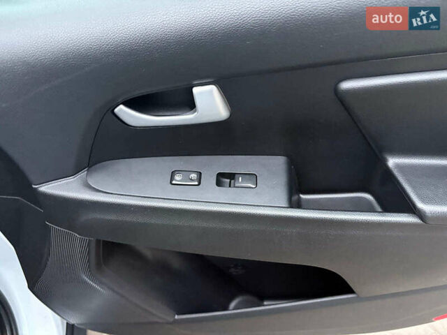 Белый Киа Sportage, объемом двигателя 2 л и пробегом 127 тыс. км за 14690 $, фото 28 на Automoto.ua