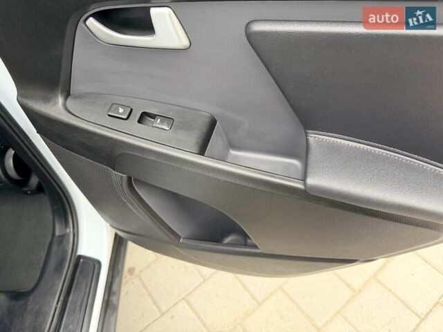 Белый Киа Sportage, объемом двигателя 2 л и пробегом 191 тыс. км за 15850 $, фото 38 на Automoto.ua