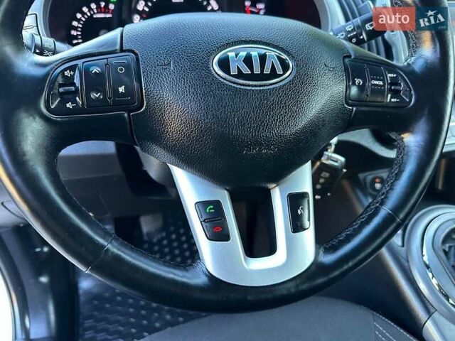 Білий Кіа Sportage, об'ємом двигуна 1.59 л та пробігом 219 тис. км за 12900 $, фото 208 на Automoto.ua