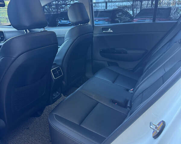 Белый Киа Sportage, объемом двигателя 2 л и пробегом 135 тыс. км за 20100 $, фото 10 на Automoto.ua