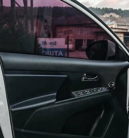 Білий Кіа Sportage, об'ємом двигуна 2 л та пробігом 211 тис. км за 15300 $, фото 52 на Automoto.ua