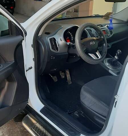 Белый Киа Sportage, объемом двигателя 1.7 л и пробегом 90 тыс. км за 17500 $, фото 4 на Automoto.ua
