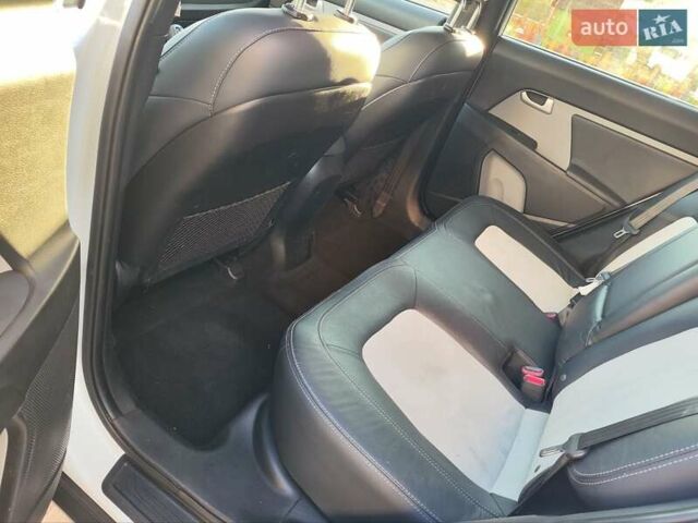 Белый Киа Sportage, объемом двигателя 1.69 л и пробегом 236 тыс. км за 14000 $, фото 2 на Automoto.ua