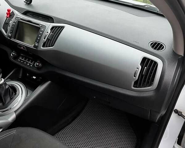 Белый Киа Sportage, объемом двигателя 1.69 л и пробегом 271 тыс. км за 15500 $, фото 6 на Automoto.ua