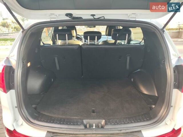 Белый Киа Sportage, объемом двигателя 1.69 л и пробегом 236 тыс. км за 14000 $, фото 1 на Automoto.ua