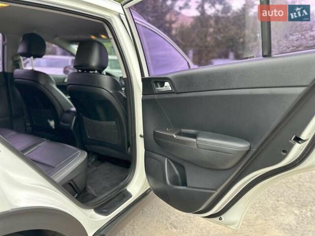 Белый Киа Sportage, объемом двигателя 2 л и пробегом 205 тыс. км за 16670 $, фото 12 на Automoto.ua