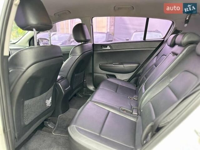 Белый Киа Sportage, объемом двигателя 2 л и пробегом 205 тыс. км за 16670 $, фото 9 на Automoto.ua