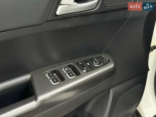 Белый Киа Sportage, объемом двигателя 2 л и пробегом 205 тыс. км за 16670 $, фото 18 на Automoto.ua