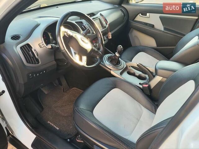 Белый Киа Sportage, объемом двигателя 1.69 л и пробегом 236 тыс. км за 14000 $, фото 3 на Automoto.ua