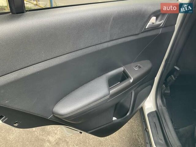 Белый Киа Sportage, объемом двигателя 2.4 л и пробегом 143 тыс. км за 12800 $, фото 14 на Automoto.ua