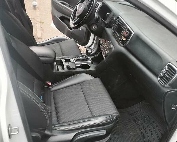 Білий Кіа Sportage, об'ємом двигуна 2 л та пробігом 97 тис. км за 15500 $, фото 12 на Automoto.ua