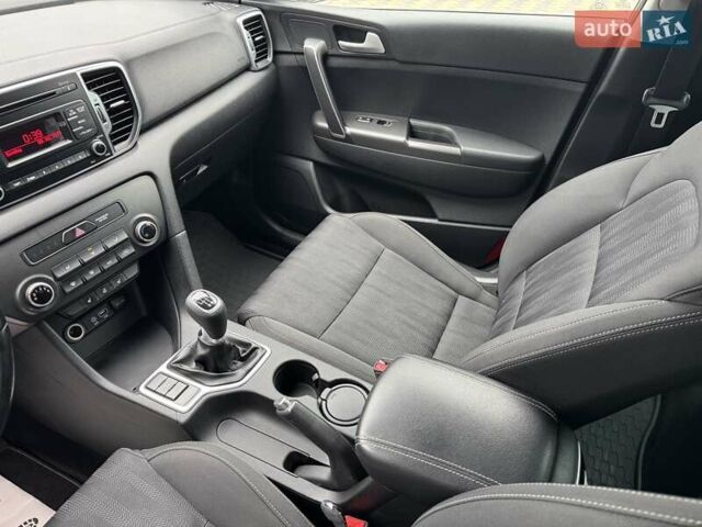 Киа Sportage 2016 в Николаеве на Automoto.ua Белый Киа Sportage, объемом двигателя 1.69 л и пробегом 130 тыс. км за 15700 $, фото 12 на Automoto.ua