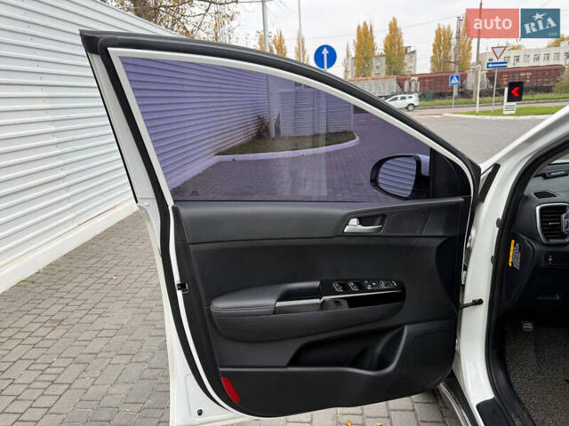 Белый Киа Sportage, объемом двигателя 2 л и пробегом 160 тыс. км за 17200 $, фото 18 на Automoto.ua