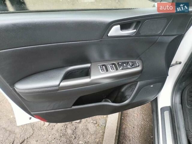 Білий Кіа Sportage, об'ємом двигуна 2 л та пробігом 97 тис. км за 15500 $, фото 20 на Automoto.ua