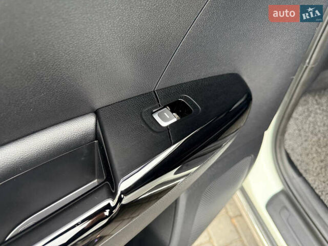 Белый Киа Sportage, объемом двигателя 2 л и пробегом 160 тыс. км за 17200 $, фото 28 на Automoto.ua