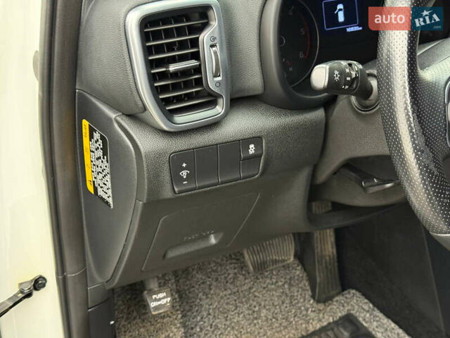 Белый Киа Sportage, объемом двигателя 2 л и пробегом 160 тыс. км за 17200 $, фото 24 на Automoto.ua
