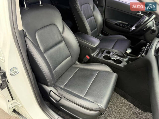 Белый Киа Sportage, объемом двигателя 2 л и пробегом 160 тыс. км за 17200 $, фото 52 на Automoto.ua