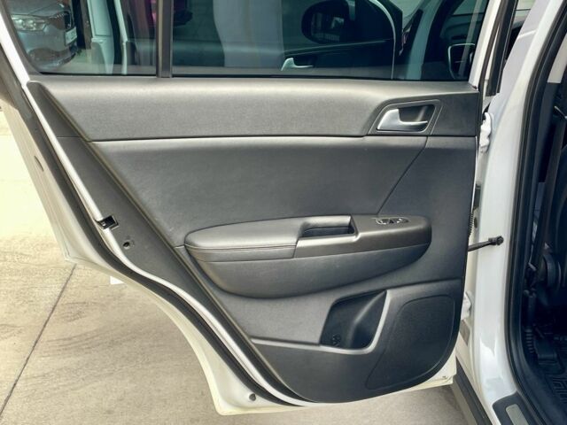 Белый Киа Sportage, объемом двигателя 2 л и пробегом 165 тыс. км за 18700 $, фото 10 на Automoto.ua