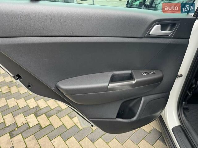 Киа Sportage 2016 в Николаеве на Automoto.ua Белый Киа Sportage, объемом двигателя 1.69 л и пробегом 130 тыс. км за 15700 $, фото 20 на Automoto.ua