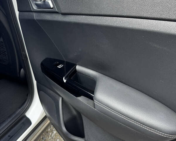 Белый Киа Sportage, объемом двигателя 2 л и пробегом 176 тыс. км за 17700 $, фото 29 на Automoto.ua