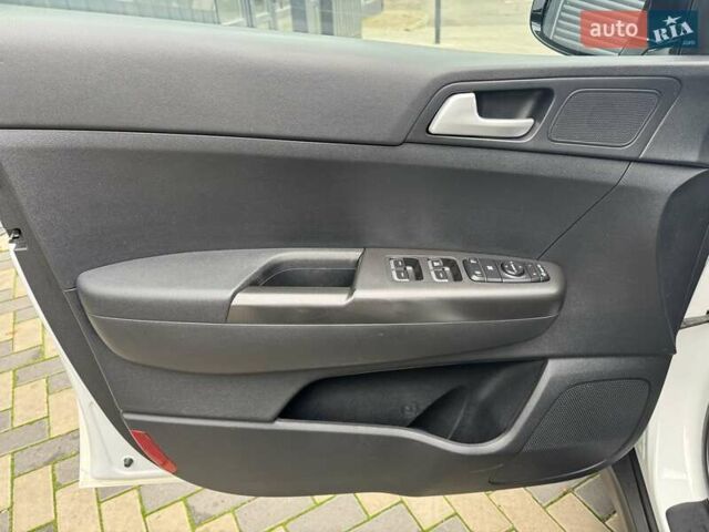 Киа Sportage 2016 в Николаеве на Automoto.ua Белый Киа Sportage, объемом двигателя 1.69 л и пробегом 130 тыс. км за 15700 $, фото 16 на Automoto.ua