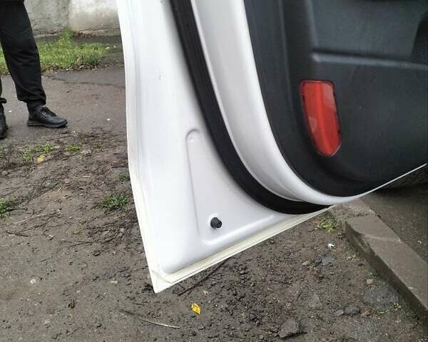 Білий Кіа Sportage, об'ємом двигуна 2 л та пробігом 97 тис. км за 15500 $, фото 14 на Automoto.ua