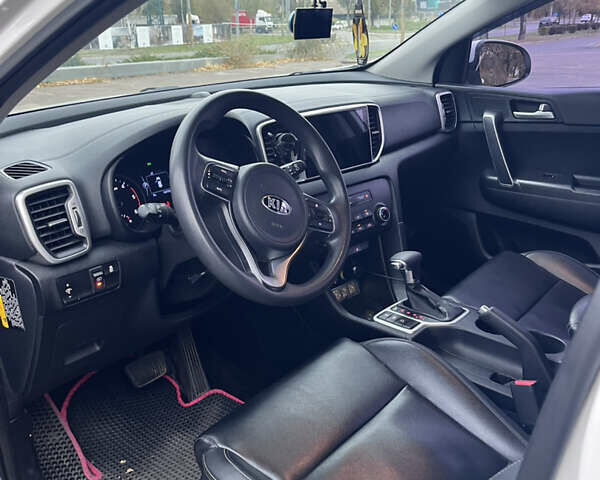 Белый Киа Sportage, объемом двигателя 1.7 л и пробегом 170 тыс. км за 16000 $, фото 15 на Automoto.ua