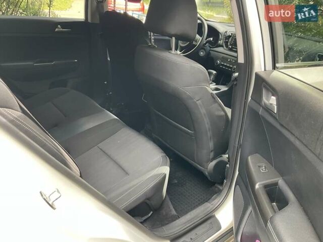Белый Киа Sportage, объемом двигателя 2.4 л и пробегом 143 тыс. км за 12800 $, фото 10 на Automoto.ua