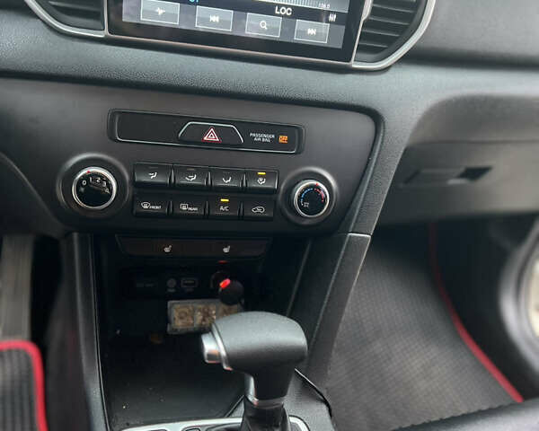 Белый Киа Sportage, объемом двигателя 1.7 л и пробегом 170 тыс. км за 16000 $, фото 13 на Automoto.ua