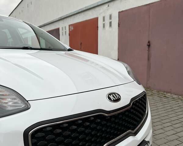 Белый Киа Sportage, объемом двигателя 1.69 л и пробегом 201 тыс. км за 14200 $, фото 2 на Automoto.ua