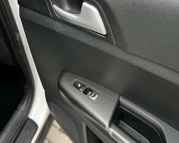 Белый Киа Sportage, объемом двигателя 1.69 л и пробегом 201 тыс. км за 14200 $, фото 25 на Automoto.ua