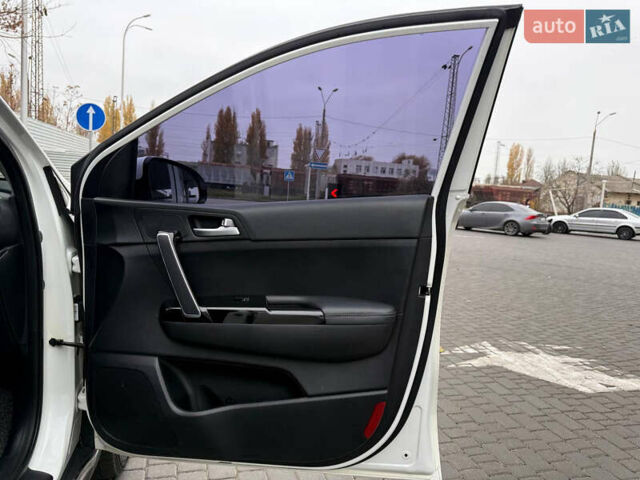 Белый Киа Sportage, объемом двигателя 2 л и пробегом 160 тыс. км за 17200 $, фото 49 на Automoto.ua