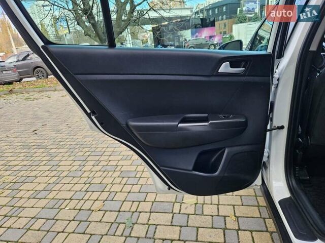 Белый Киа Sportage, объемом двигателя 1.69 л и пробегом 167 тыс. км за 15300 $, фото 37 на Automoto.ua